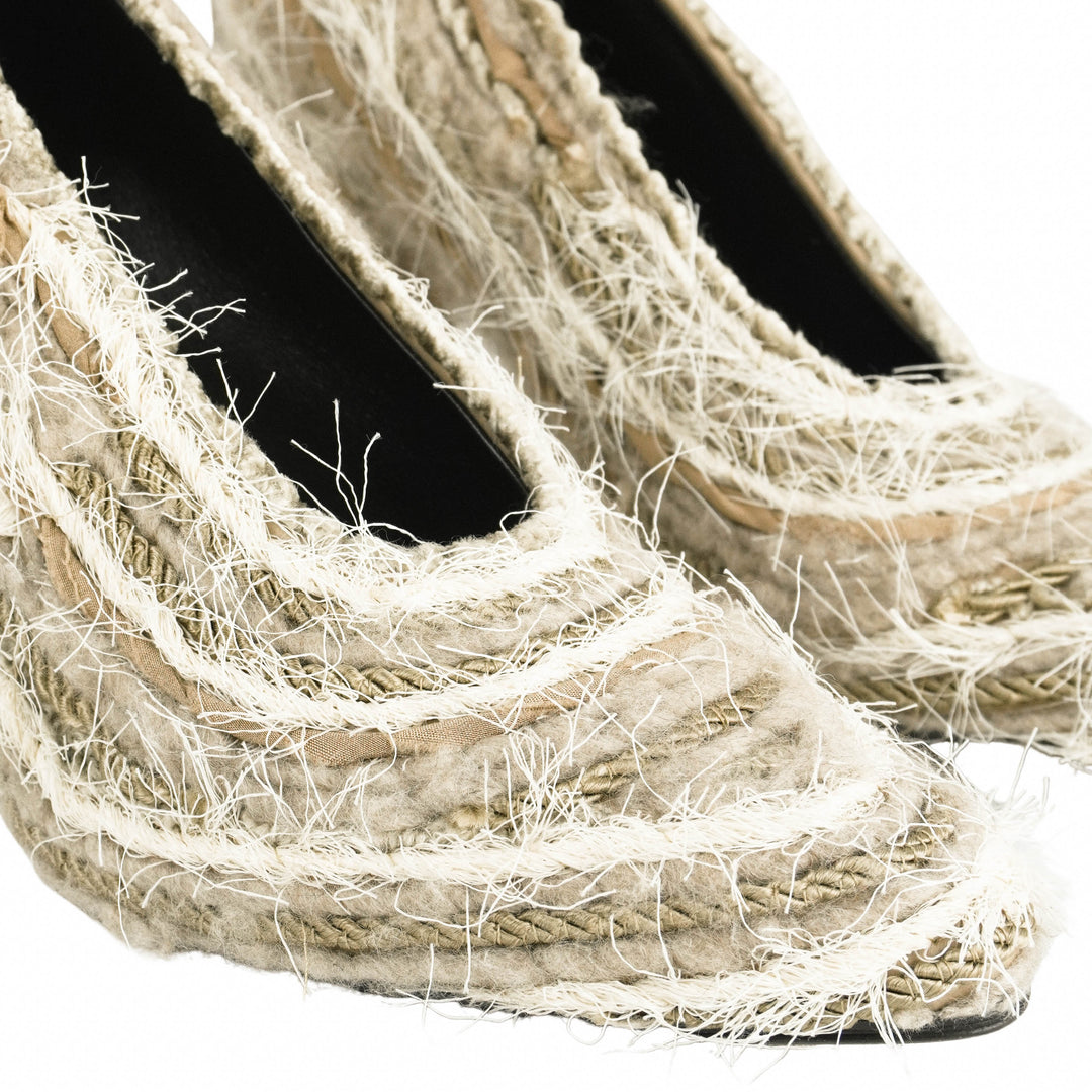 The Row Prudens Pump in Lama - Discounts on The Row at UAL
