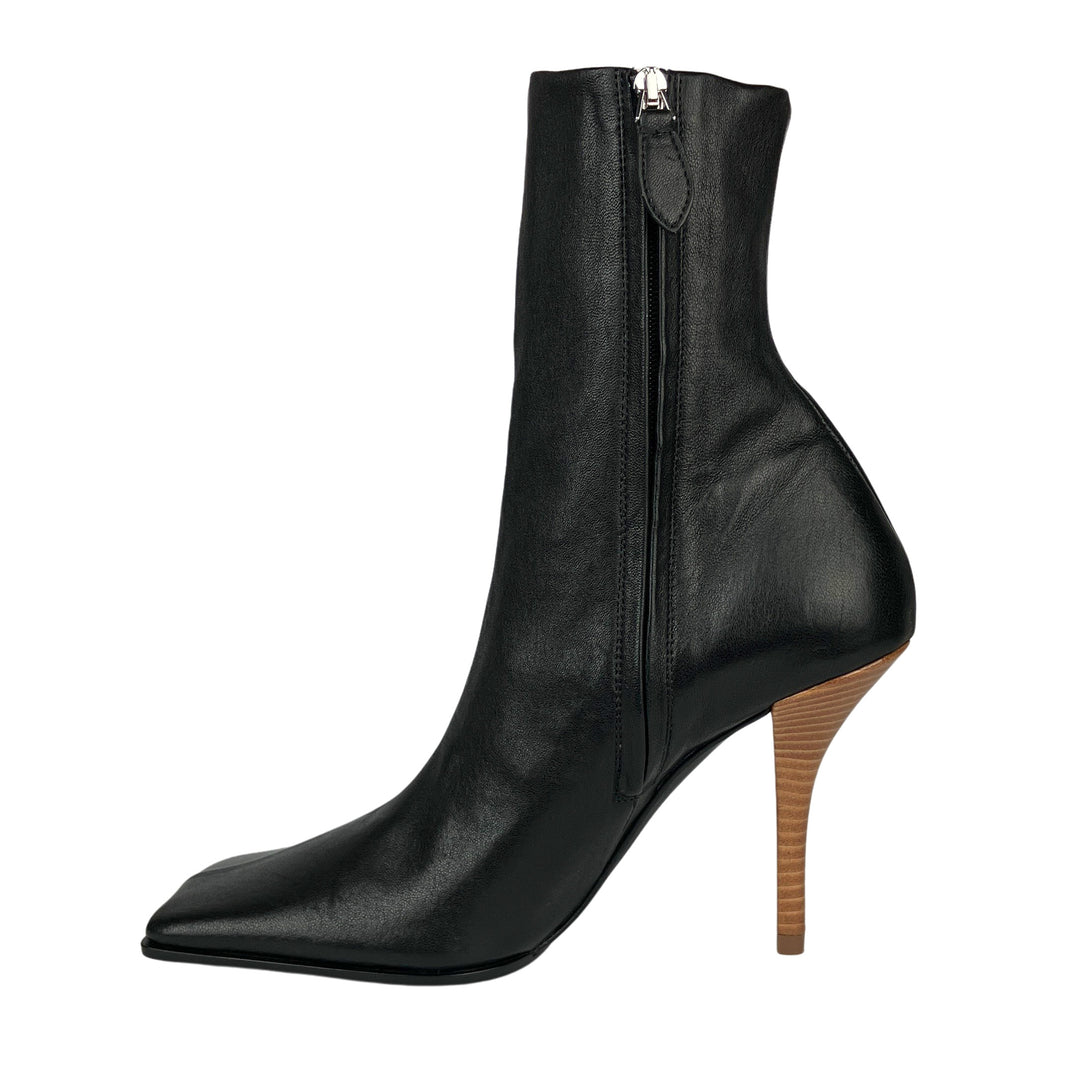 ALAÏA Leather Ankle Boots in Noir