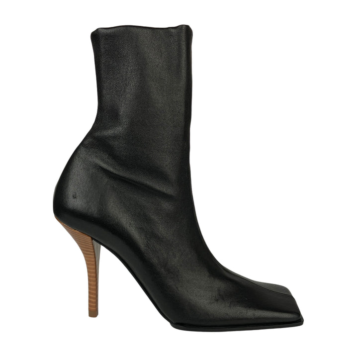 ALAÏA Leather Ankle Boots in Noir