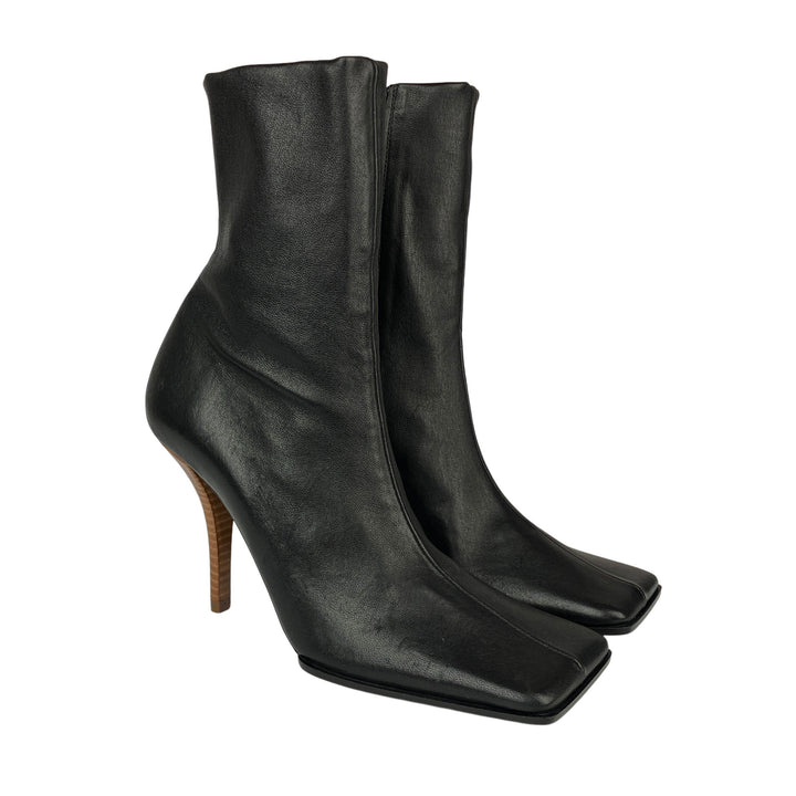 ALAÏA Leather Ankle Boots in Noir