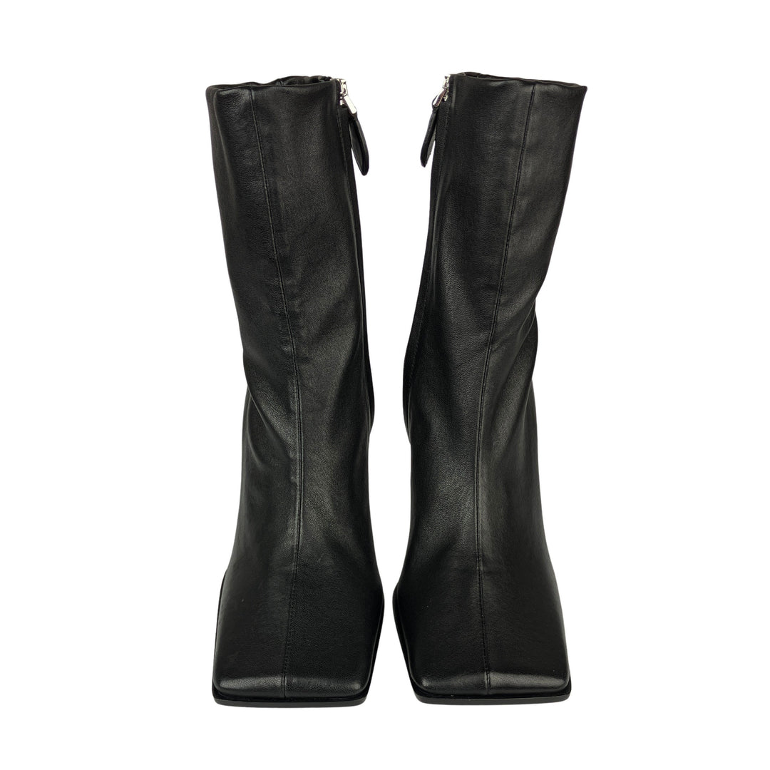 ALAÏA Leather Ankle Boots in Noir