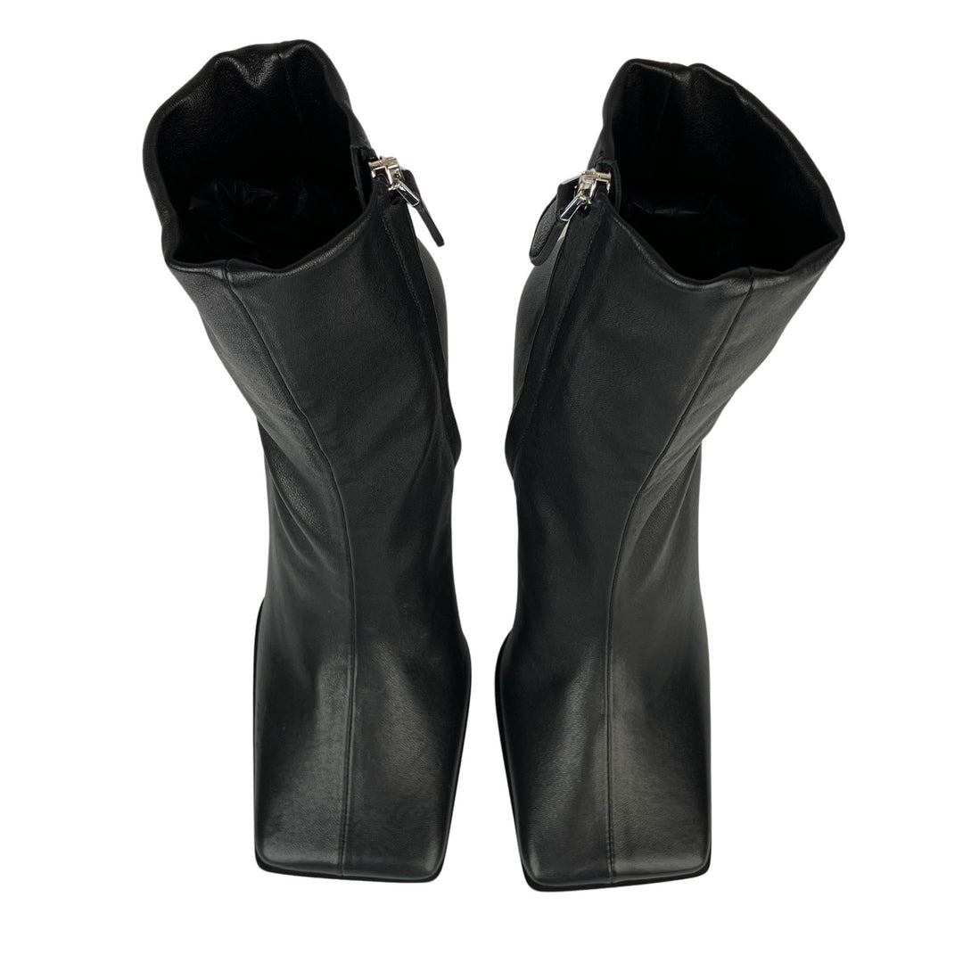 ALAÏA Leather Ankle Boots in Noir