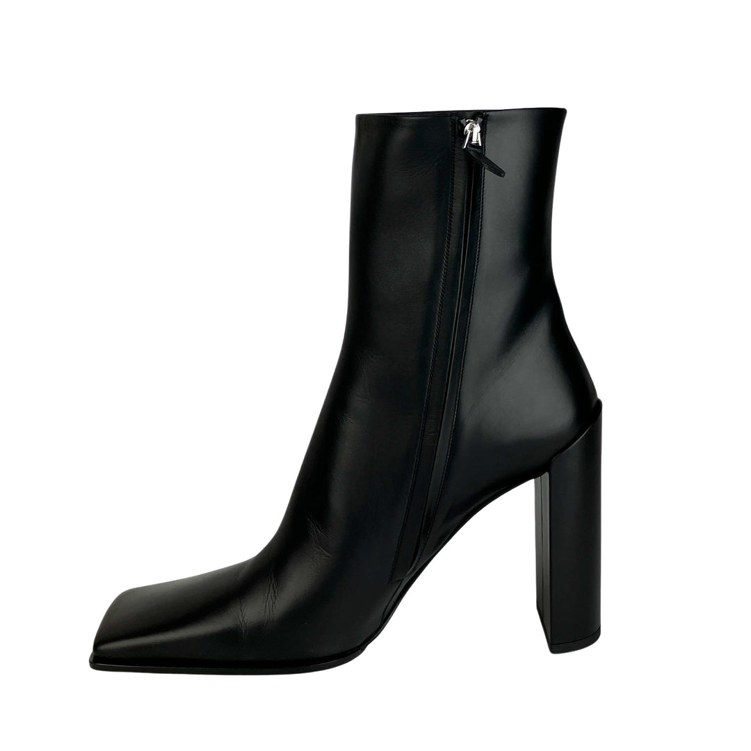 Alaïa Square Toe Boots in Black - Discounts on Alaïa at UAL