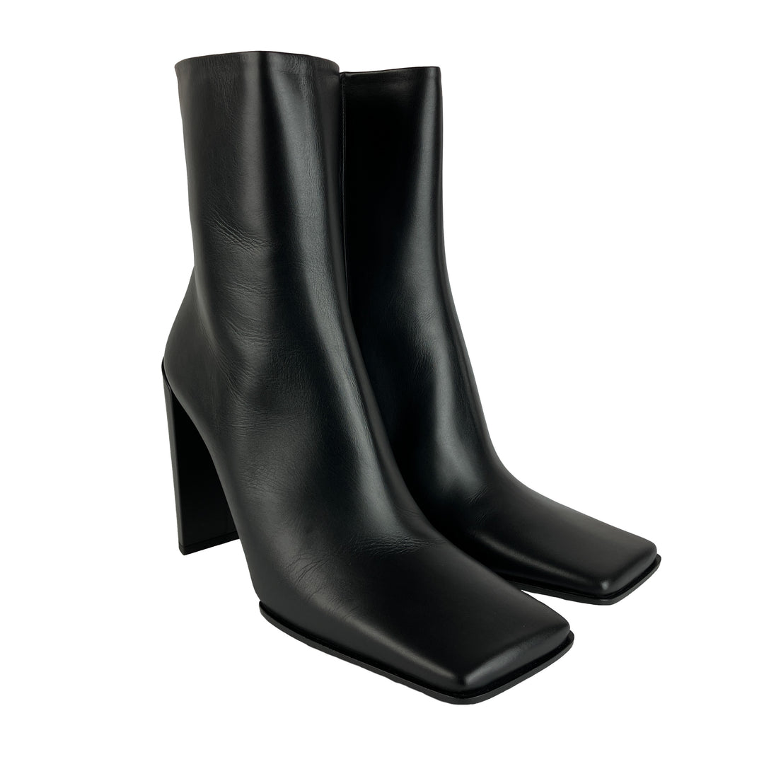 Alaïa Square Toe Boots in Black - Discounts on Alaïa at UAL