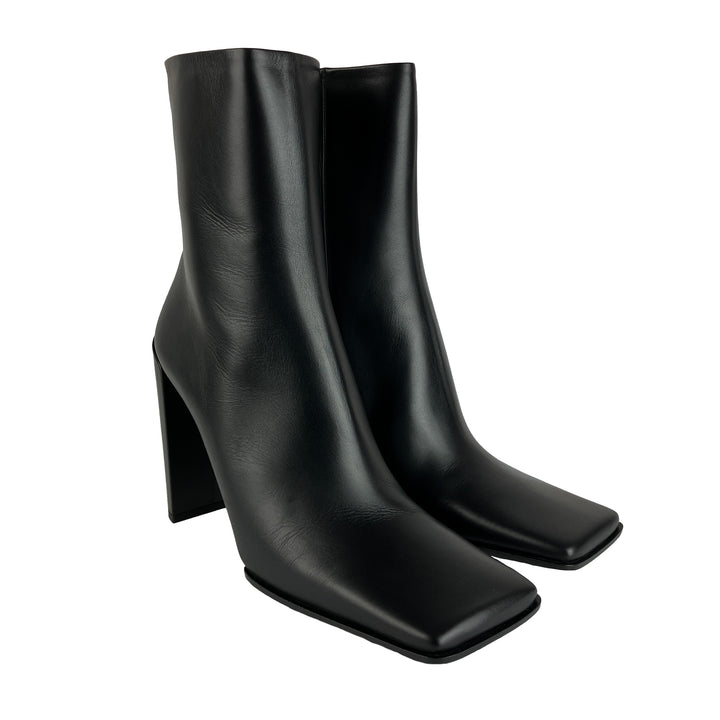 Alaïa Square Toe Boots in Black - Discounts on Alaïa at UAL